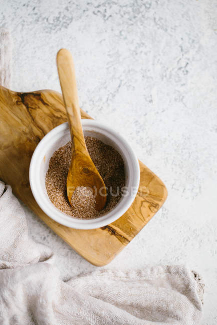Сахар с корицей в маленькой белой миске — стоковое фото