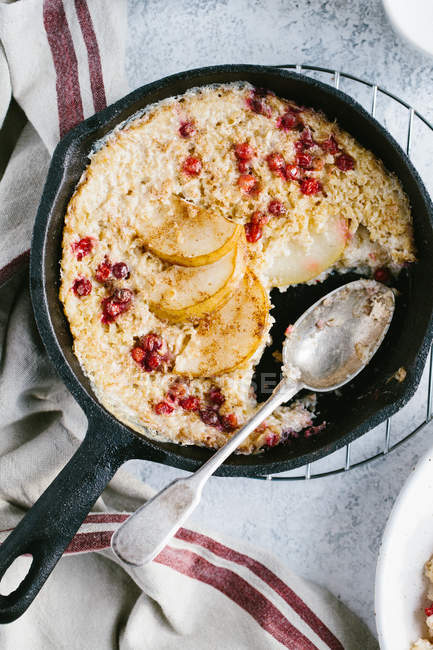 Baked oats with pear and lingonberries — Stock Photo