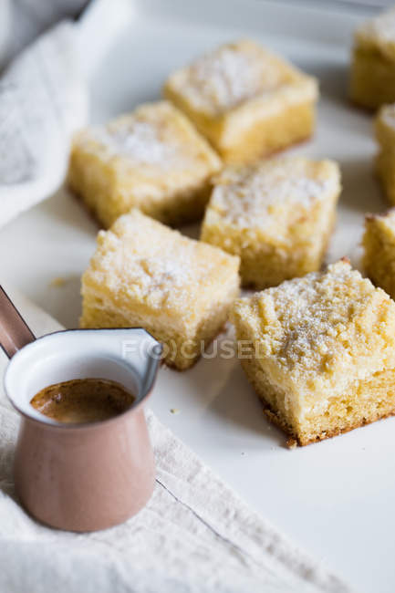Rustic jezve and lemon cottage cakes — Stock Photo