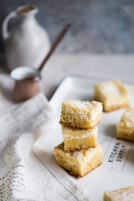 Turmmmädchen von Zitronenkuchenstücken — Stockfoto