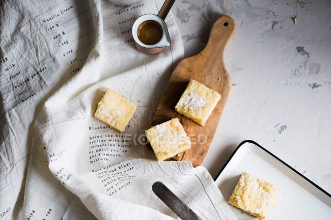 Barras de pastel de limón y jezve con cofee - foto de stock