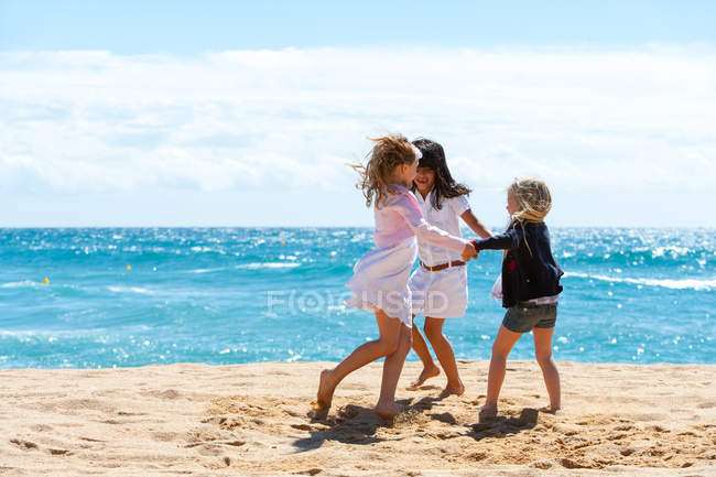 Kinder spielen Spiel am Strand. — Stockfoto