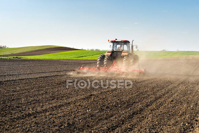 Traktor bereitet Land vor — Stockfoto