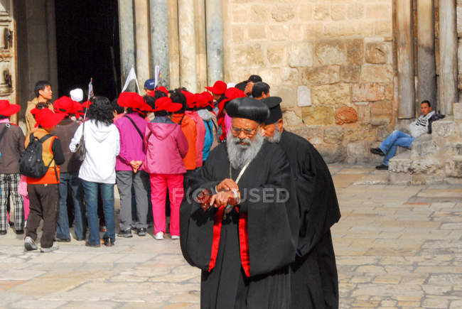 Sacerdote ortodoxo, Iglesia del Santo Sepulcro, Jerusalén - foto de stock