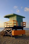 Green lifeguard hut — Stock Photo