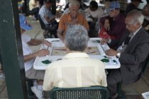 Senioren spielen Dominosteine — Stockfoto