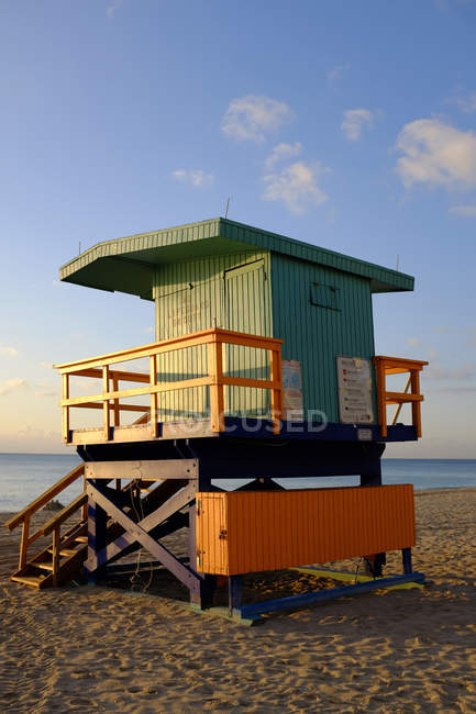 Green lifeguard hut — Stock Photo