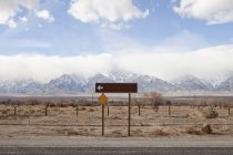 Freccia segno sulla strada principale a Sierra Nevada californiana — Foto stock