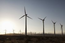 Silhouette di turbine eoliche nel paesaggio desertico — Foto stock
