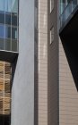 Слияние форм из теней вдоль фасада здания — стоковое фото