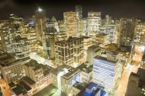 Langzeitbelichtung des Stadtbildes bei Nacht — Stockfoto