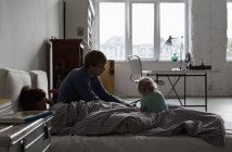 Молода сім'я в ліжку — стокове фото