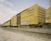 Treno merci in movimento in campagna arida — Foto stock