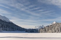 Scenic landscape of snow covered mountains against sky — Stock Photo