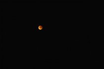 Vista panorámica de la luna llena en el cielo nocturno - foto de stock