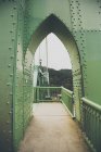 Arc métallique sur pont vert — Photo de stock