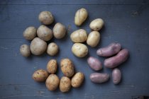 Прямо над зору різних картоплі на дерев'яні таблиці — стокове фото