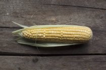 Flat view of corn cob on wooden table — Stock Photo