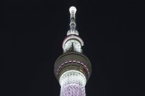 Vista inferior de Tokyo Skytree iluminado por la noche - foto de stock