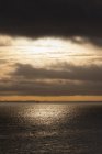 Vue panoramique de la mer contre ciel nuageux au coucher du soleil — Photo de stock