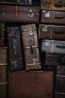 Full frame shot di vecchie valigie impilate — Foto stock