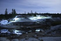 Sentiers lumineux sur paysage rocheux au crépuscule — Photo de stock