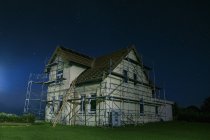 Extérieur de la maison en construction au crépuscule — Photo de stock