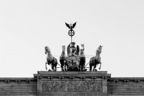 Alta seção da fachada do Portão de Brandemburgo com esculturas contra o céu — Fotografia de Stock