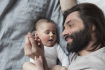 Close-up de pai afetuoso e bebê menina na cama — Fotografia de Stock
