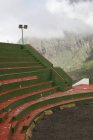 Vista a posti vuoti al palazzetto dello sport in montagna — Foto stock