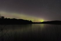 Идиллический вид на аутизм на озере ночью — стоковое фото