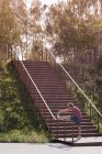 Взрослый мужчина, тренирующийся на лестнице в парке — стоковое фото