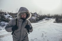Wanderer mit Rucksack auf schneebedeckter Landschaft — Stockfoto