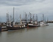 Frotas de pesca nas docas no dia nublado — Fotografia de Stock