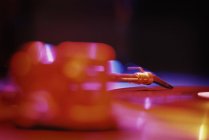 Закрыть вид на воспроизведение виниловых пластинок на поворотном столе при красном свете — стоковое фото