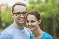 Portrait de jeune couple souriant ensemble dans le parc — Photo de stock