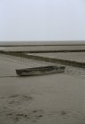 Переглянути сільських човен застряг на березі пляжу — стокове фото