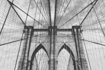 Vista ad angolo basso di Brooklyn Bridge contro il cielo, New York, New York, USA — Foto stock