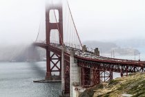 Veduta del Golden Gate Bridge sulla baia nebbiosa dell'acqua durante il mattino — Foto stock