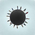 Pequena imagem de planeta de pessoas caminhando no campo contra o céu — Fotografia de Stock