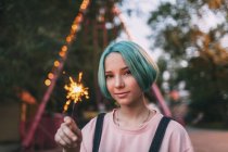 Ritratto di ragazza adolescente con in mano una scintilla illuminata — Foto stock