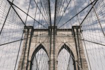 Vista ad angolo basso dei cavi d'acciaio sul ponte di Brooklyn contro il cielo, New York, New York, USA — Foto stock