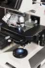 Крупним планом подання мікроскоп за столом у лабораторії — стокове фото