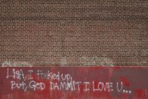 Pulverizar pintura mensagem de amor na parede — Fotografia de Stock