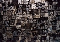 Moldura completa de várias letras e números metálicos — Fotografia de Stock
