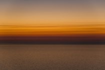 Сценический вид на море против оранжевого неба на закате — стоковое фото