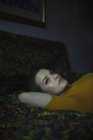 Красивая молодая женщина, лежащая на кровати — стоковое фото