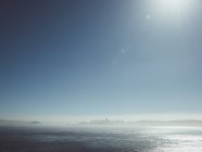 Vista panoramica del mare nebbioso contro il cielo nella giornata di sole — Foto stock