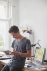 Молоді чоловіки студент в домашніх умовах використовуючи цифровий планшетний — стокове фото