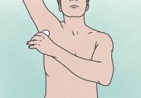 Sezione centrale dell'uomo che applica il deodorante sotto l'ascella sullo sfondo colorato — Foto stock